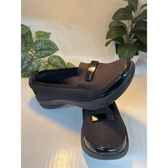 Bzees Women 6.5 Black Floral Print Diamond Cutout Heel Buckle Nugget Loafer shoe - Picture 1 of 6